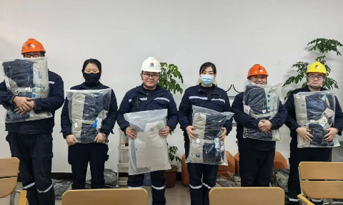 心系員工,溫暖元旦——公司為員工發(fā)放羽絨沖鋒衣